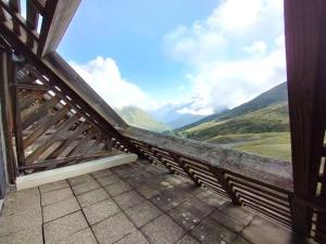 a balcony with a view of the mountains at Appartement cosy 6 pers, Piau-Engaly, balcon et casier à ski - FR-1-457-204 in Aragnouet