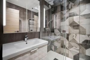 a bathroom with a sink and a shower at App d'exception 8pers, 66 m2, plein sud, confort, sauna, au calme, rénovation 2024 in Val Thorens