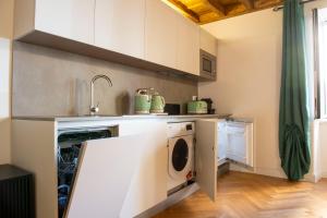 a kitchen with a washer and dryer in a room at Costaguti Holiday Apartment in Rome +23 photos