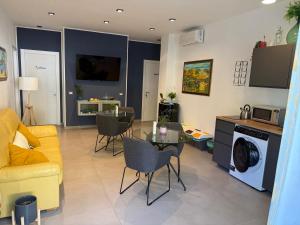 a living room with a yellow couch and a table at Liu' al viale in Agrigento