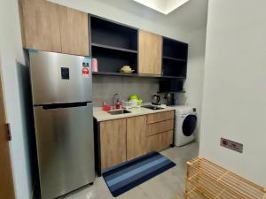La cuisine est équipée d'un réfrigérateur en acier inoxydable et d'un lave-vaisselle. dans l'établissement Imperio Residence Melaka by Dream View, à Malacca