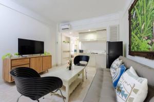 Et tv og/eller underholdning på Private Apartment 6244 at Jayakarta Residence