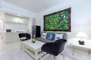 Et opholdsområde på Private Apartment 6244 at Jayakarta Residence