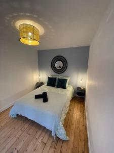 Ένα ή περισσότερα κρεβάτια σε δωμάτιο στο L'épée Dieppoise by Holidieppe