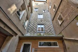 Το κτήριο όπου στεγάζεται  το διαμέρισμα