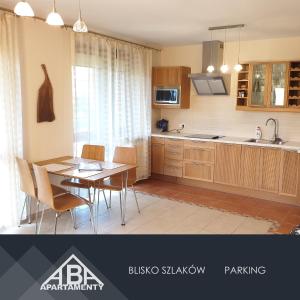 Kuchyň nebo kuchyňský kout v ubytování PRESTIGE PARK apartament z tarasem i parkingiem