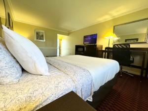 a hotel room with a bed and a desk with a computer at Kiteville Lancaster in Strasburg
