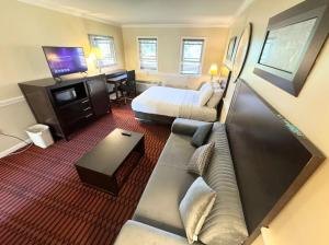 a large hotel room with a couch and a bed at Kiteville Lancaster in Strasburg +16 photos