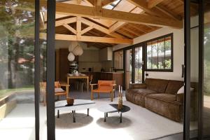 un soggiorno con un divano e un tavolo di CLUQUE- Maisons de Vacances a Capbreton