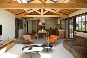 un soggiorno con un divano e un tavolo di CLUQUE- Maisons de Vacances a Capbreton