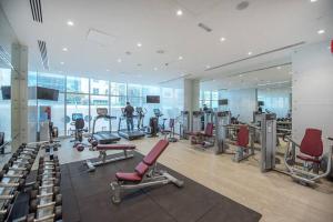 Un gimnasio con equipos cardiovasculares en un edificio. en FIRST CLASS 1BR Amazing Marina Views, en Dubái