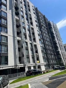 a large building with cars parked in front of it at 1008 Apartment с living Кишинев Центр in Chişinău