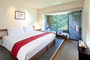 1 dormitorio con cama grande y ventana grande en CHECK inn Select Taipei Yamgmingshan en Taipéi