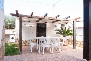 Patio alebo iná vonkajšia časť ubytovania Villa Jonny a due passi dal Mare