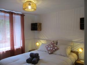 ein Schlafzimmer mit einem Bett mit zwei Stofftieren darauf in der Unterkunft Appartement tout confort 4 personnes à Porté-Puymorens in Porté-Puymorens