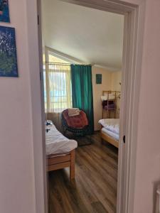 Postel nebo postele na pokoji v ubytování Ananuri veranda- hotel guest house
