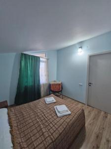 Postel nebo postele na pokoji v ubytování Ananuri veranda- hotel guest house