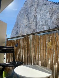 einen Tisch und Stühle auf einem Balkon mit Bergblick in der Unterkunft New CP Luxury studio in Gibraltar