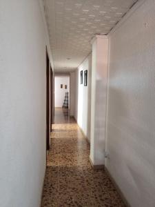 een lege hal met een lange gang met witte muren bij Mirador venerable Escuder ll in Cocentaina