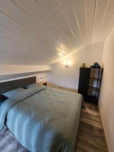 a bedroom with a bed and a ceiling at Pontarlier le Sympa ! 400m de la gare - Ma Petite Résa in Pontarlier