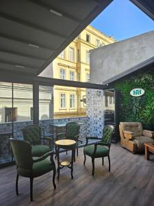 A seating area at Hotel Devman