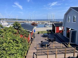 HörvikVilla Sharevik的有房子的码头和有船的码头