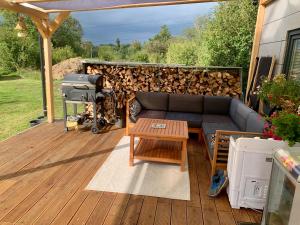 Posezení v ubytování Tiny house - Chatka v Řeži u Prahy