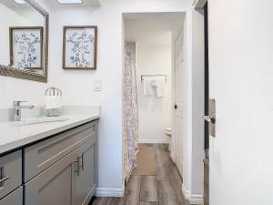 Ένα μπάνιο στο Be Our Guest! 1 Bedroom Condo Near Disney Parks! +21 φωτογραφίες