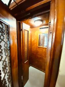 un couloir d'une pièce avec une porte et une fenêtre dans l'établissement Athina's Nest, à Athènes