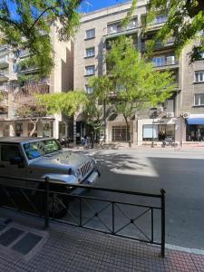 une jeep garée sur le côté d'une rue dans l'établissement Athina's Nest, à Athènes 17 autres photos