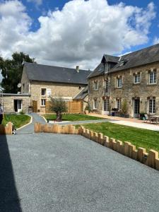 Fontenay-le-Pesnelにあるla verandaの大きな石造りの家の外観