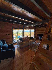 a living room with a couch and a ladder at Uysal Dağevleri in Bilecik