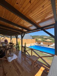 a wooden pergola with a pool in a house at Uysal Dağevleri in Bilecik