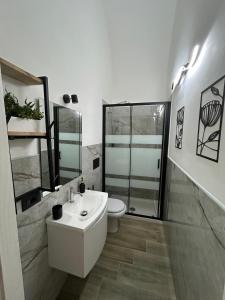 een witte badkamer met een toilet en een wastafel bij Keope Urban Suite in Catania +31 foto's