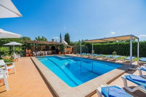 - une piscine entourée de chaises et de parasols dans l'établissement Villa La Rosaleda - By Dream Villas Pollensa, à El Port