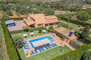 une vue aérienne d'une maison avec piscine dans l'établissement Villa La Rosaleda - By Dream Villas Pollensa, à El Port