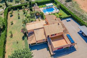 une vue aérienne d'une maison avec piscine dans l'établissement Villa La Rosaleda - By Dream Villas Pollensa, à El Port 37 autres photos
