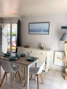 カマレ・シュル・メールにあるMaison des Bruyères, proche plages et portのテーブルと椅子のあるダイニングルーム