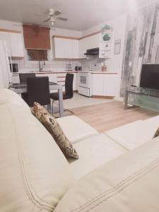 Kuchyň nebo kuchyňský kout v ubytování Le cosy for familys, home work + 10 fotografií