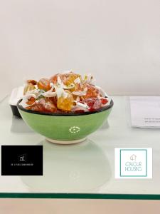 eine Schüssel mit Essen auf einem Tisch in der Unterkunft Cavour Housing in Bari