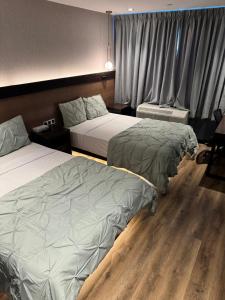 Postel nebo postele na pokoji v ubytování Hotel Mirage Brooklyn