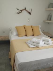 En eller flere senge i et værelse på Agios Nikolaos Beach House Kimolos