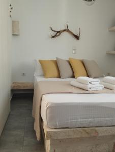 En eller flere senge i et værelse på Agios Nikolaos Beach House Kimolos