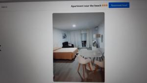 una habitación de hotel con una cama y una mesa en Apartment near the beach,Marbella, en Mladá Boleslav