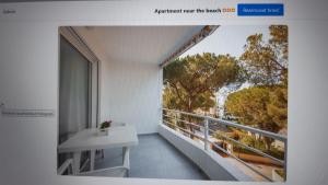 Habitación con balcón con mesa y ventana. en Apartment near the beach,Marbella, en Mladá Boleslav