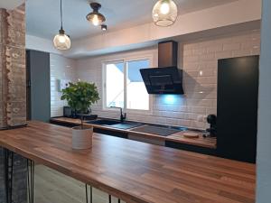 a kitchen with a wooden counter top in a room at Alma Urbana Alojamiento in Málaga