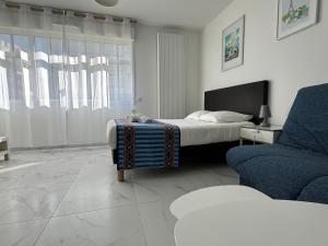 Et tv og/eller underholdning på Disneyland 2km - New construction Deluxe Apartment for 2-4 persons + 13 billeder