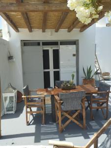 En balkon eller terrasse på Agios Nikolaos Beach House Kimolos