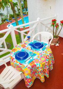 un tavolo con due piatti blu sopra con due sedie di Chrisanns Paradise Suite by the Ocean - Apt#9 a Ocho Rios