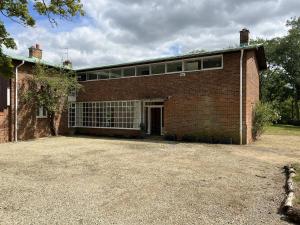 オックスフォードにあるSpacious and stylish with games room, huge garden, peaceful surroundingsの赤レンガ造りの大型ガレージ